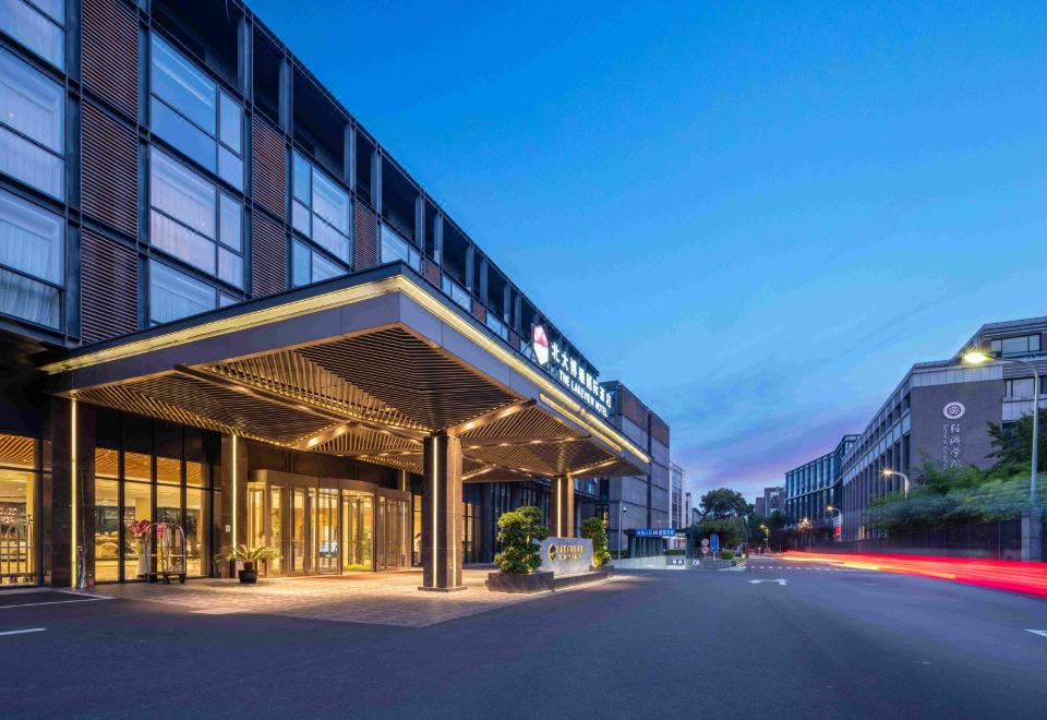 PKU Lakeview Hotel